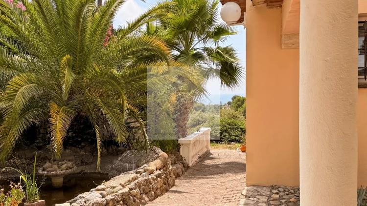 À VENDRE – VILLA DE CHARME VUE MER À ANTIBES, CALME ABSOLU