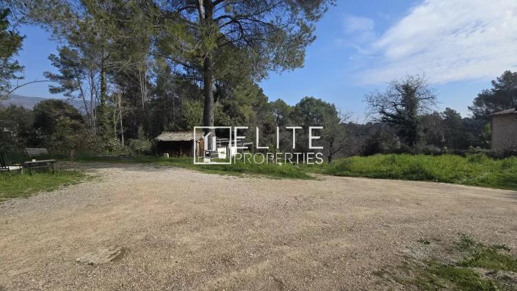 TERRAIN CONSTRUCTIBLE DE 2044m² PEYMEINADE
