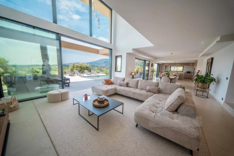 OPIO: Contemporaine dans domaine privé avec vue sur le golf et le vieux village