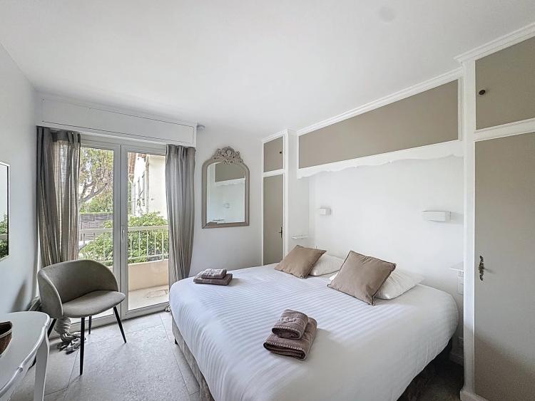 SAINT-TROPEZ — PIEDS DANS L’EAU VUE MER 3 CHAMBRES