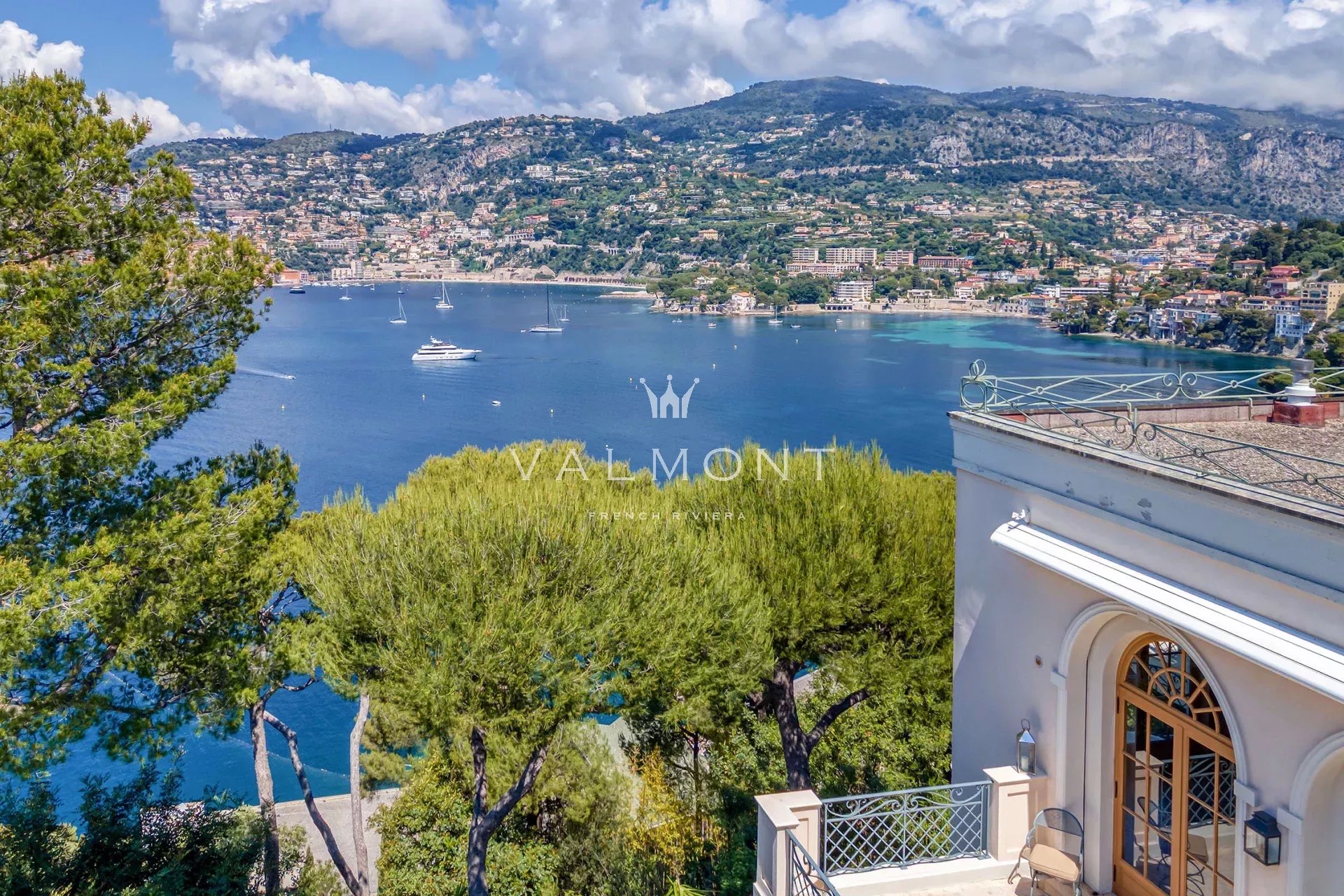 ELEGANTE VILLA AVEC UNE VUE IMPRENABLE SUR LA MER