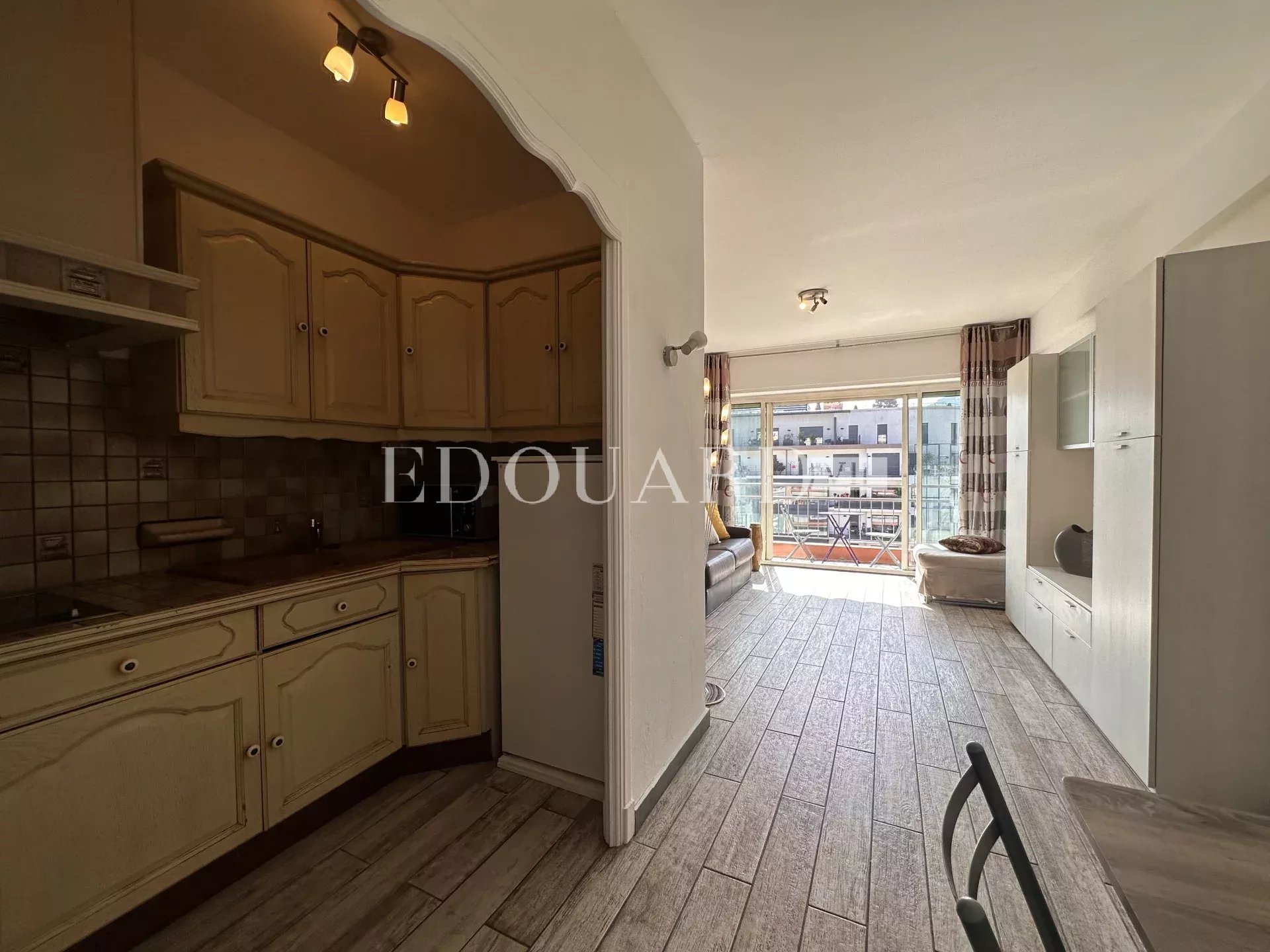 Dans le centre de Menton, en exclusivité grand studio en bon état avec terrasse et agréable vue dégagée