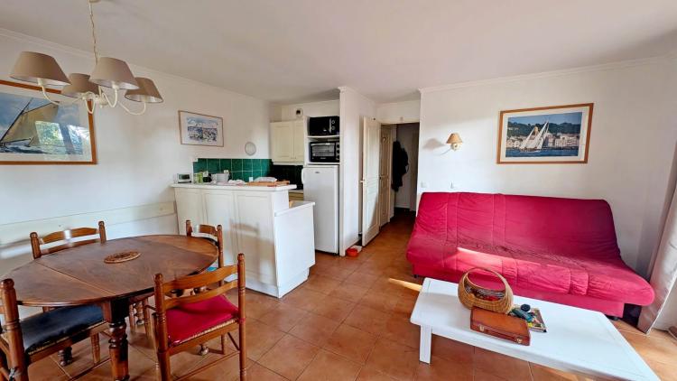 ACHAT SAINT RAPHAEL LE DRAMONT: confortable appartement trois pièces en rez-de-jardin cloturé. Commerces, plage et commodités à pieds