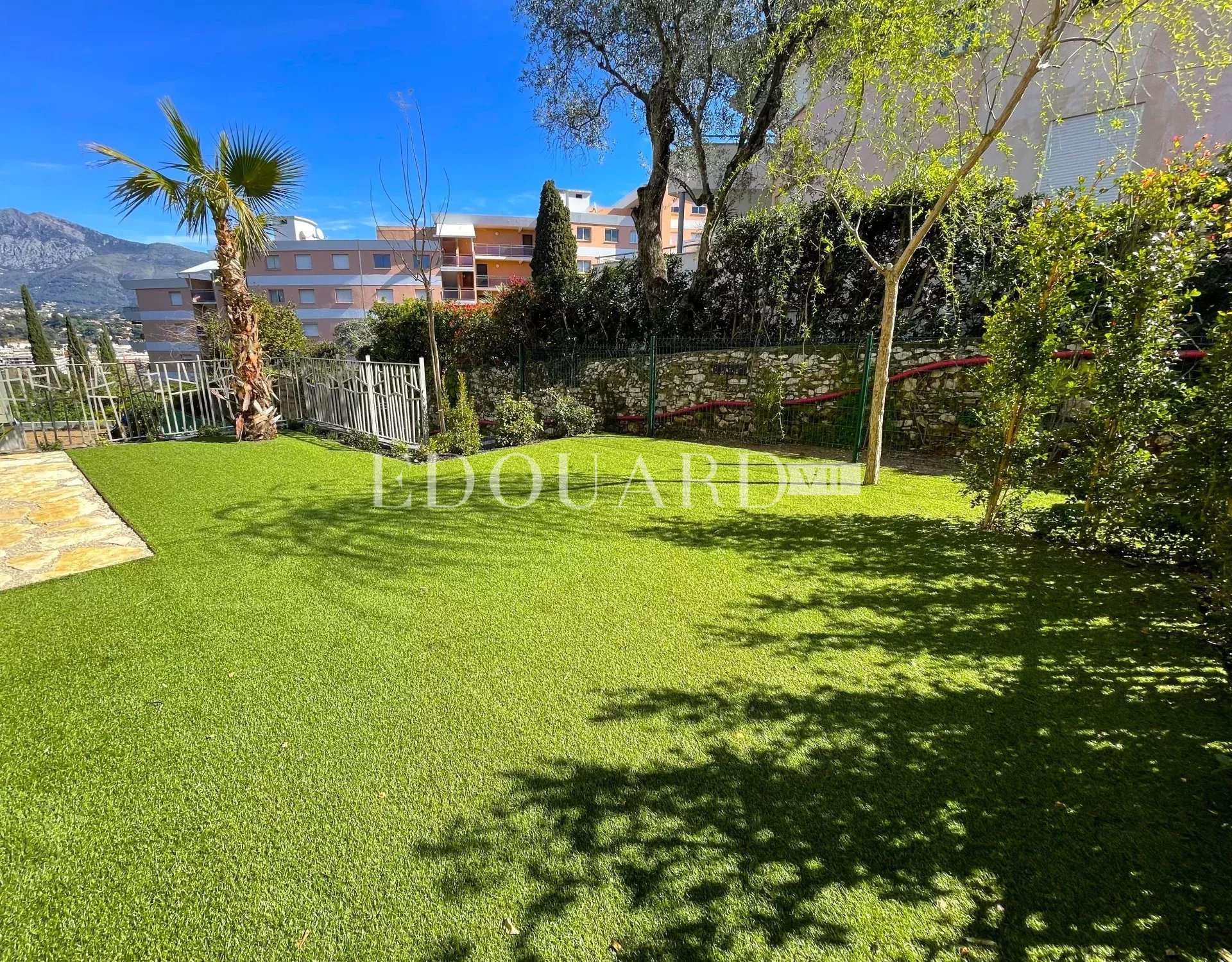 Dans un immeuble neuf, à vendre vaste trois pièces avec belle vue dégagée, terrasse et jardin