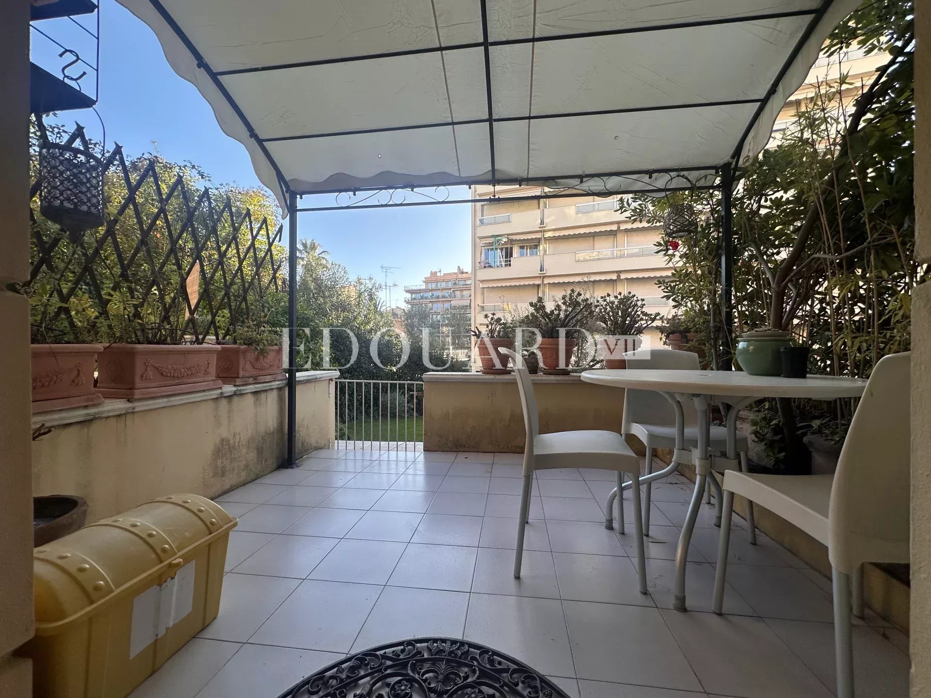 Dans le centre de Menton, à vendre spacieux studio en bon état avec grande terrasse exposée Ouest