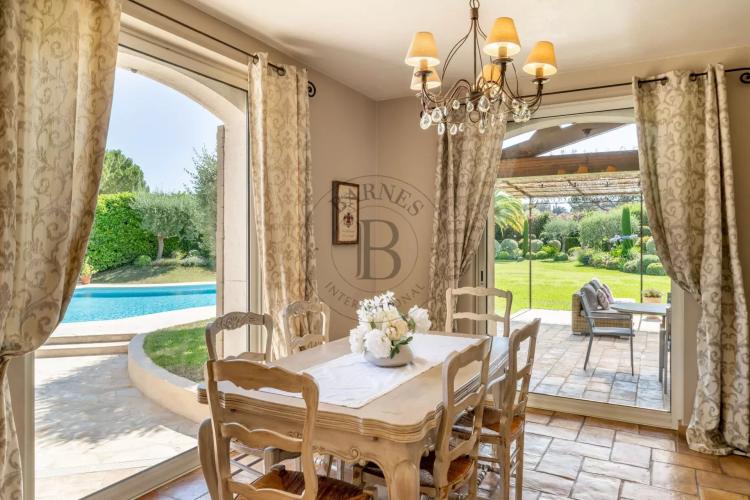 MOUGINS - VILLA DE CHARME - PROCHE VILLAGE