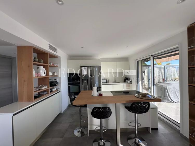 Superbe trois pièces en dernier étage avec spectaculaire terrasse et magnifique vue mer panoramique