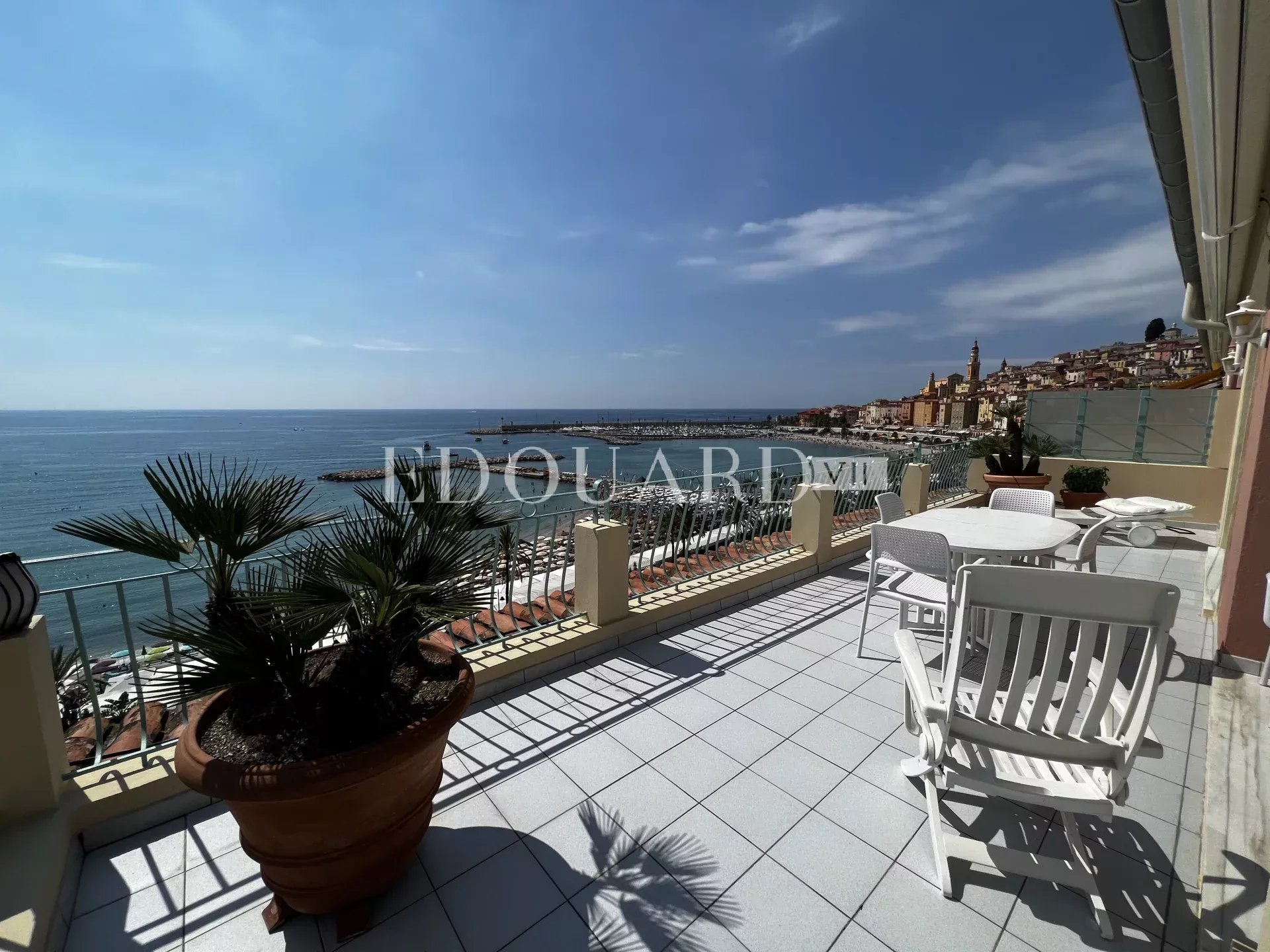 Penthouse avec spectaculaire terrasse et superbe vue mer, au dernier étage d’un splendide immeuble d’époque