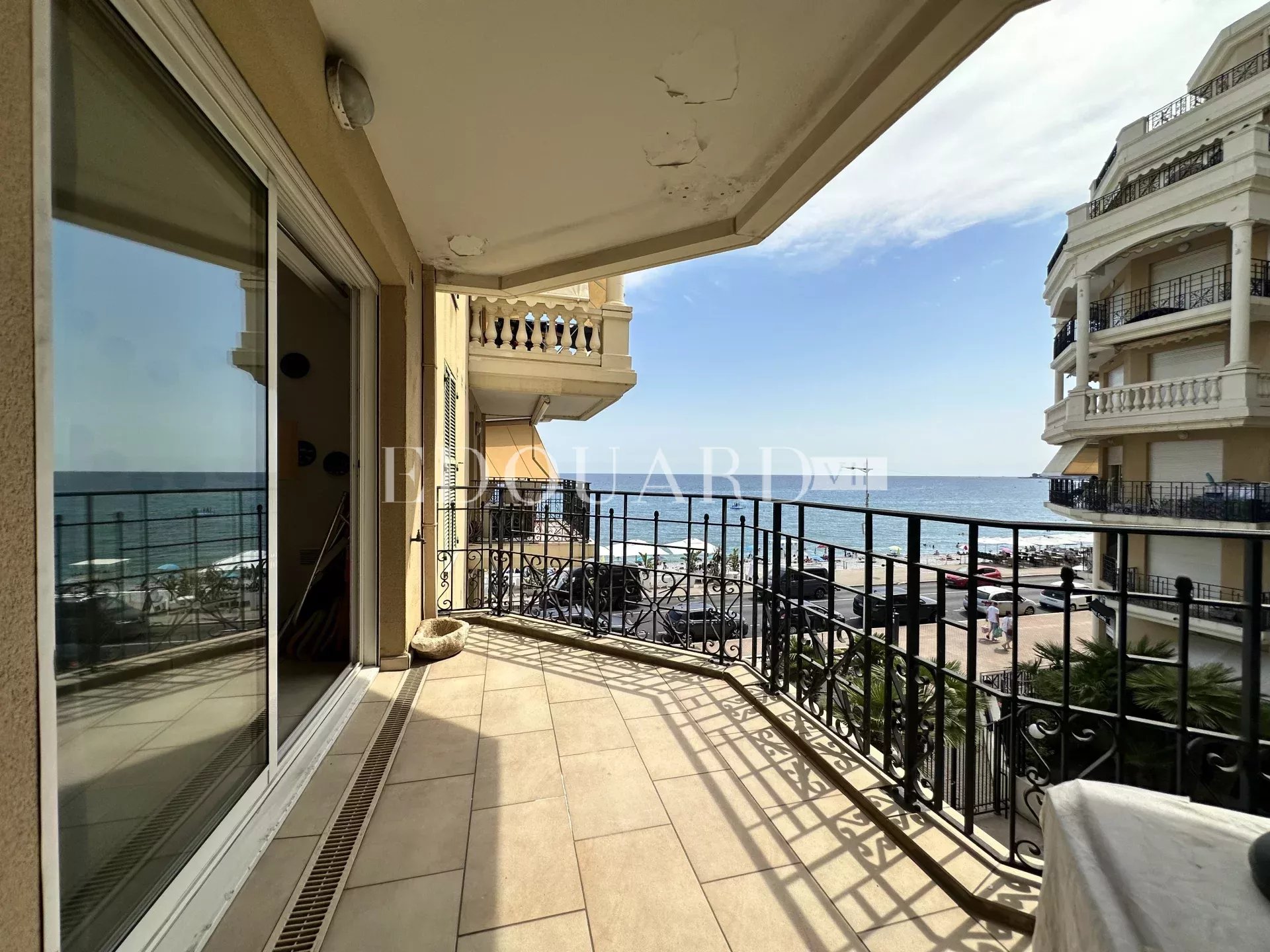 Deux pièces en bon état avec terrasse et belle vue mer, dans prestigieux immeuble face aux plages