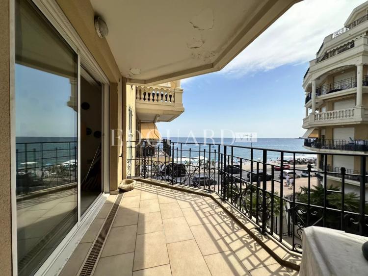 Deux pièces en bon état avec terrasse et belle vue mer, dans prestigieux immeuble face aux plages