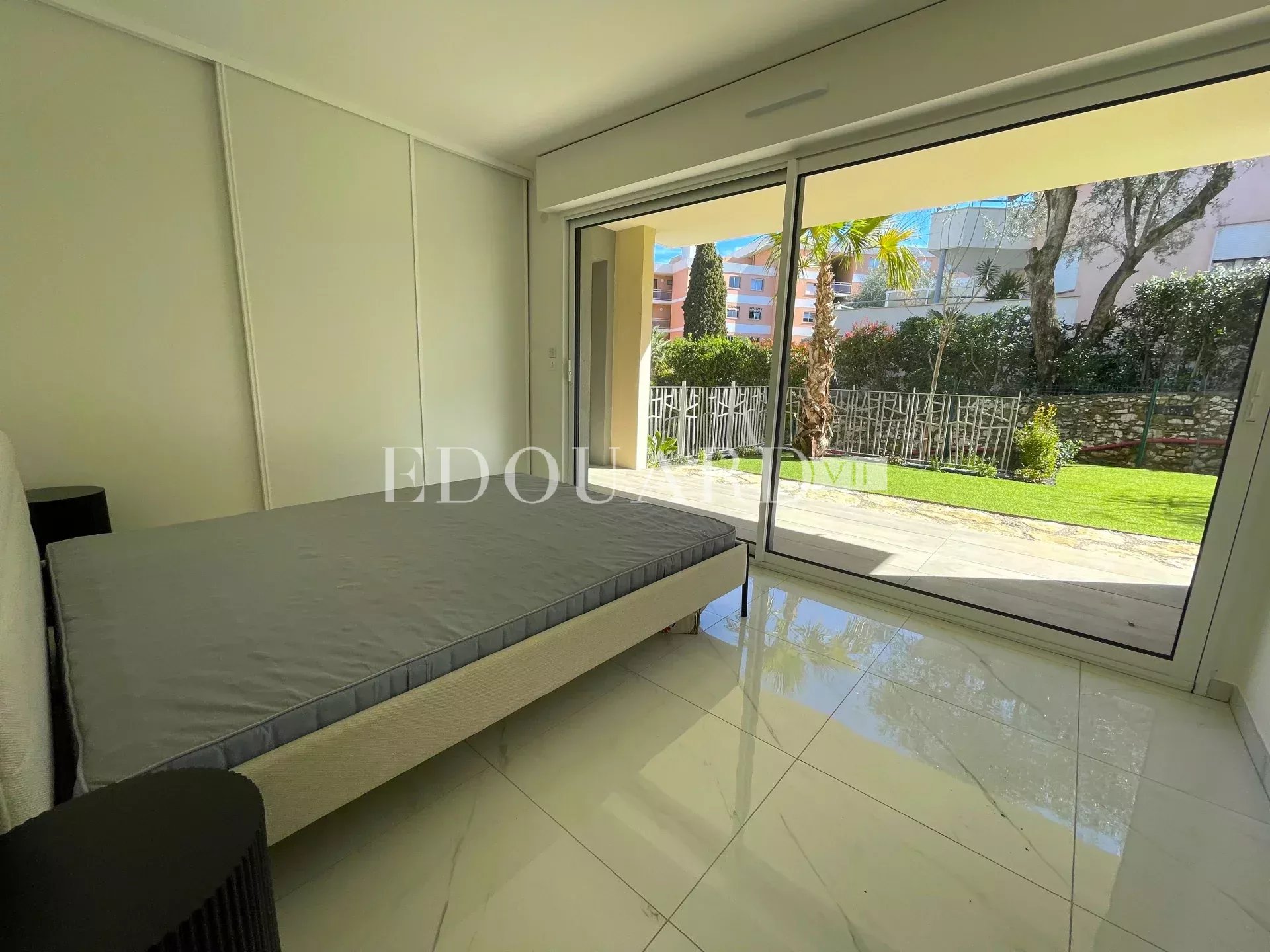 Dans un immeuble neuf, à vendre vaste trois pièces avec belle vue dégagée, terrasse et jardin