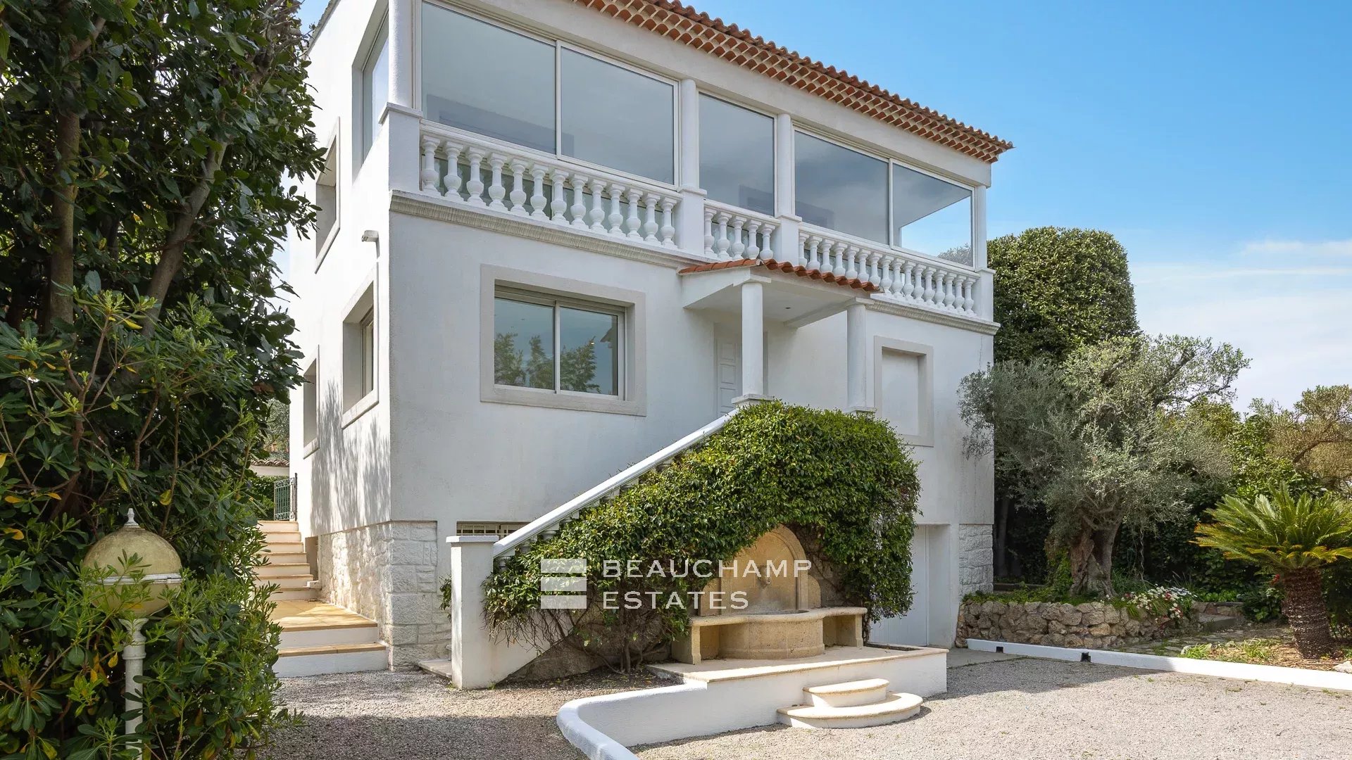 Villa contemporaine avec jardin et piscine au centre-ville