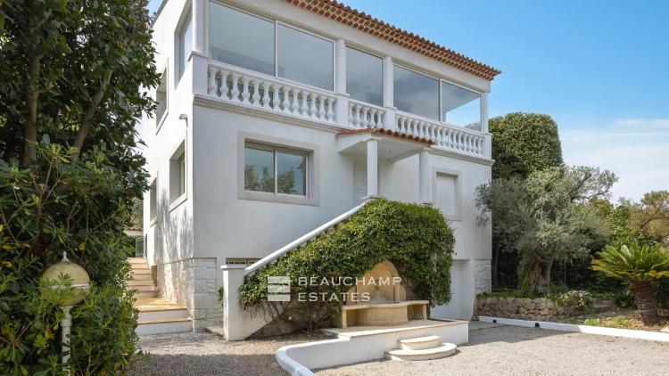 Villa contemporaine avec jardin et piscine au centre-ville