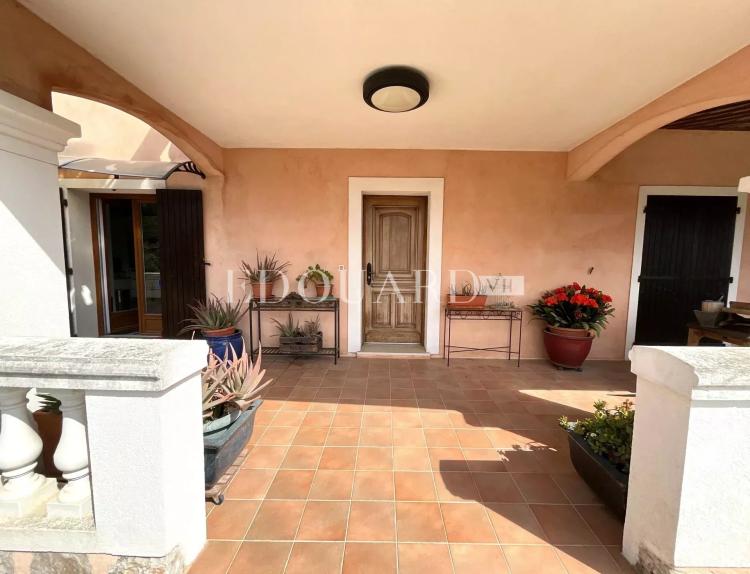 Dans un domaine privé proche de La Turbie, à vendre villa présentant un potentiel important
