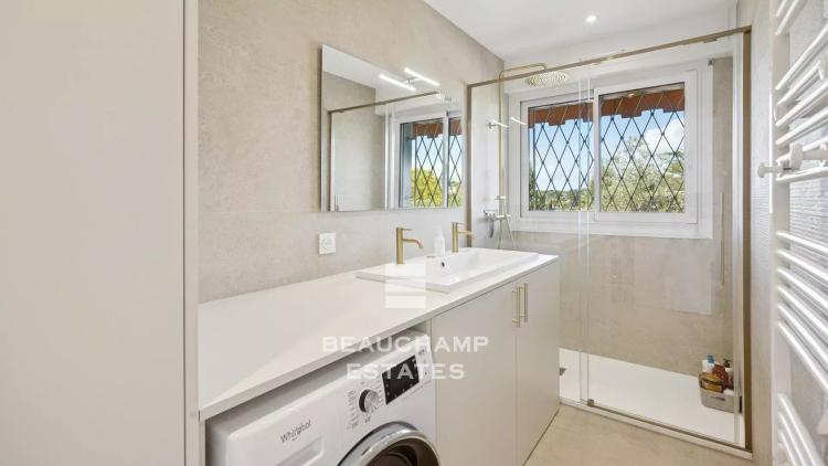 Appartement 3 pièces entièrement rénové avec vue mer - Le Cannet