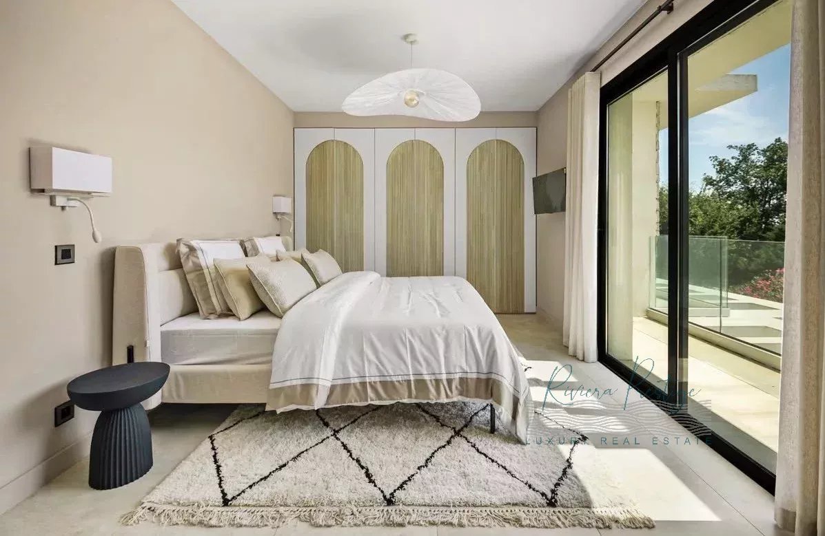 Élégante Villa à Mougins avec Piscine et Jardin Verdoyant