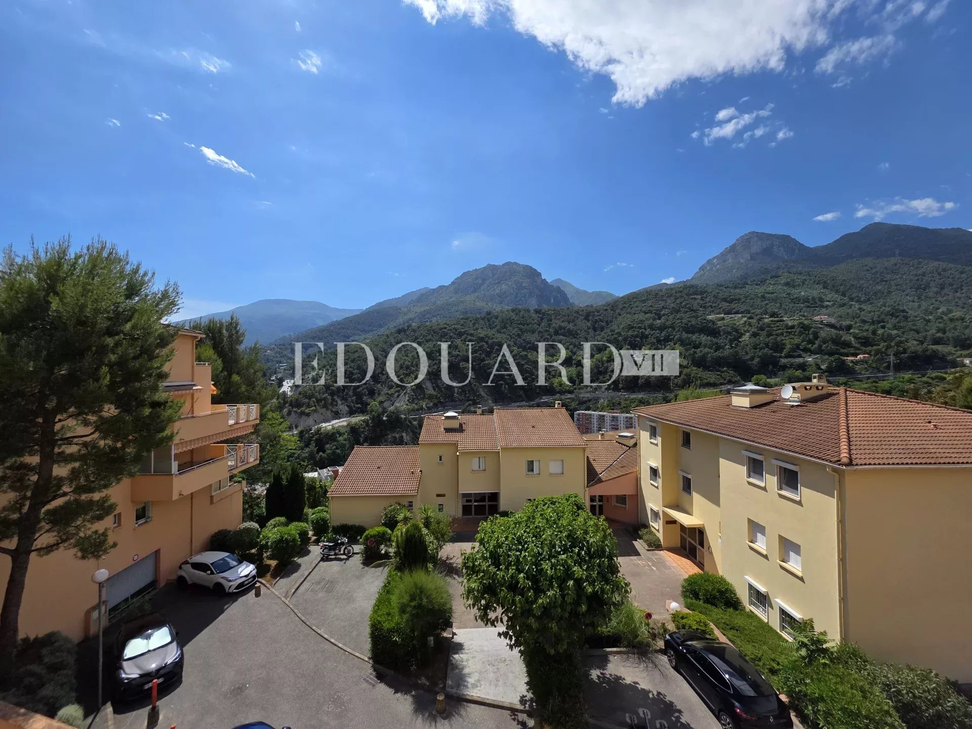 Sur la commune de Menton, en exclusivité trois pièces à vendre avec grande terrasse et garage