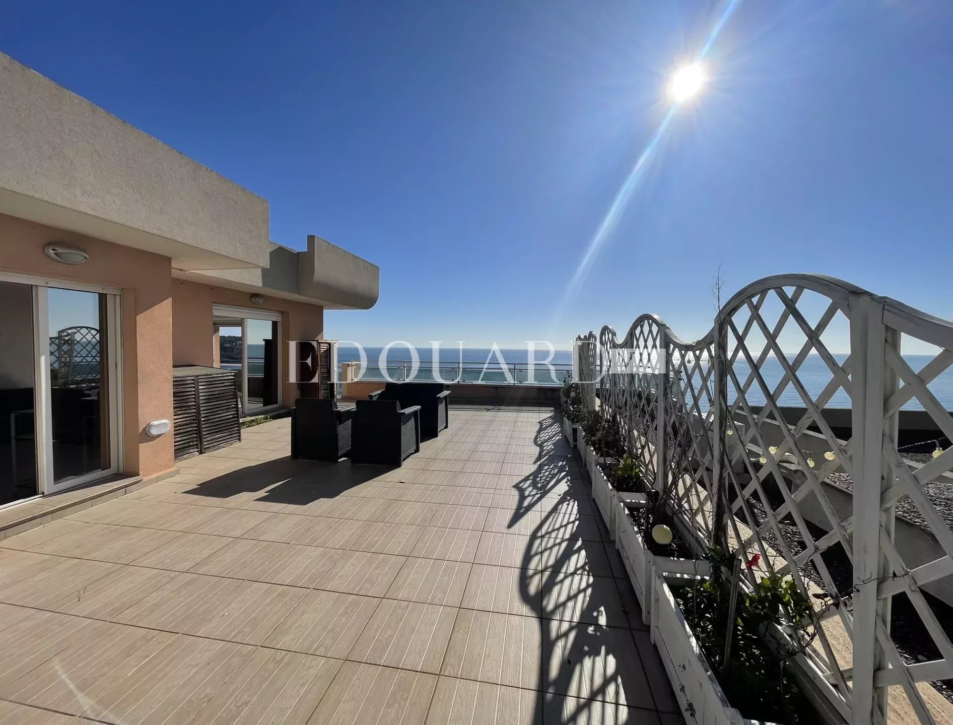 Superbe deux pièces en dernier étage avec spectaculaire terrasse, splendide vue mer et garage. Exclusivité