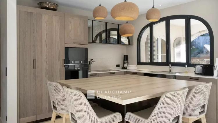 Élégante Villa Tropezienne au Cœur des Salins avec Piscine Chauffée