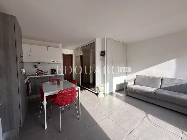 En exclusivité charmant studio finement rénové avec  balcon, vue mer latérale et possibilité garage