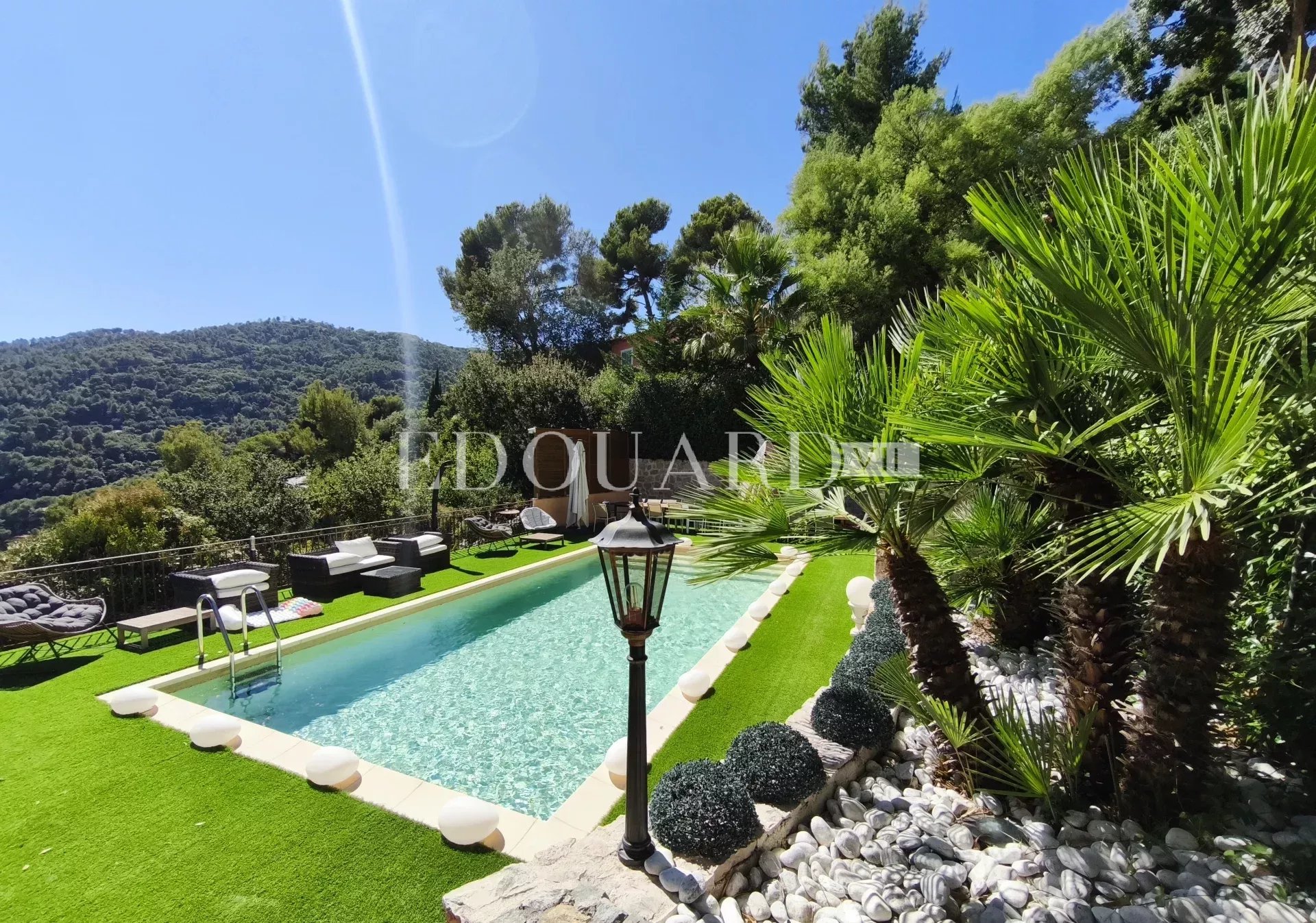 Splendide propriété de 300 m² en excellent état avec home cinéma, superbe piscine et pool house