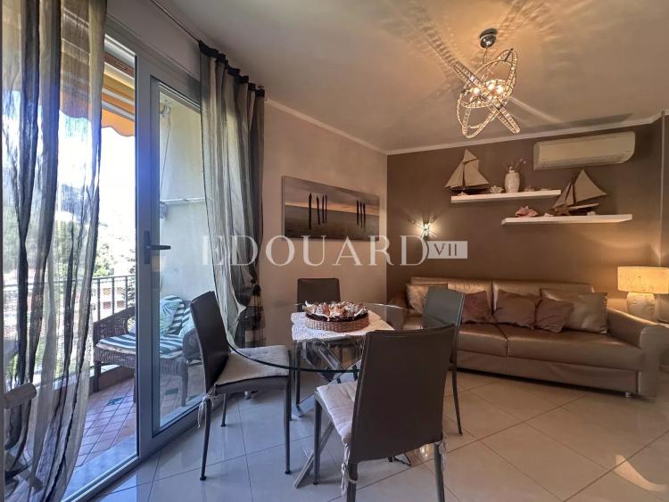 Deux pièces en excellent état avec terrasse et cave, au sixième étage d’un immeuble avec conciergerie, exclusivité
