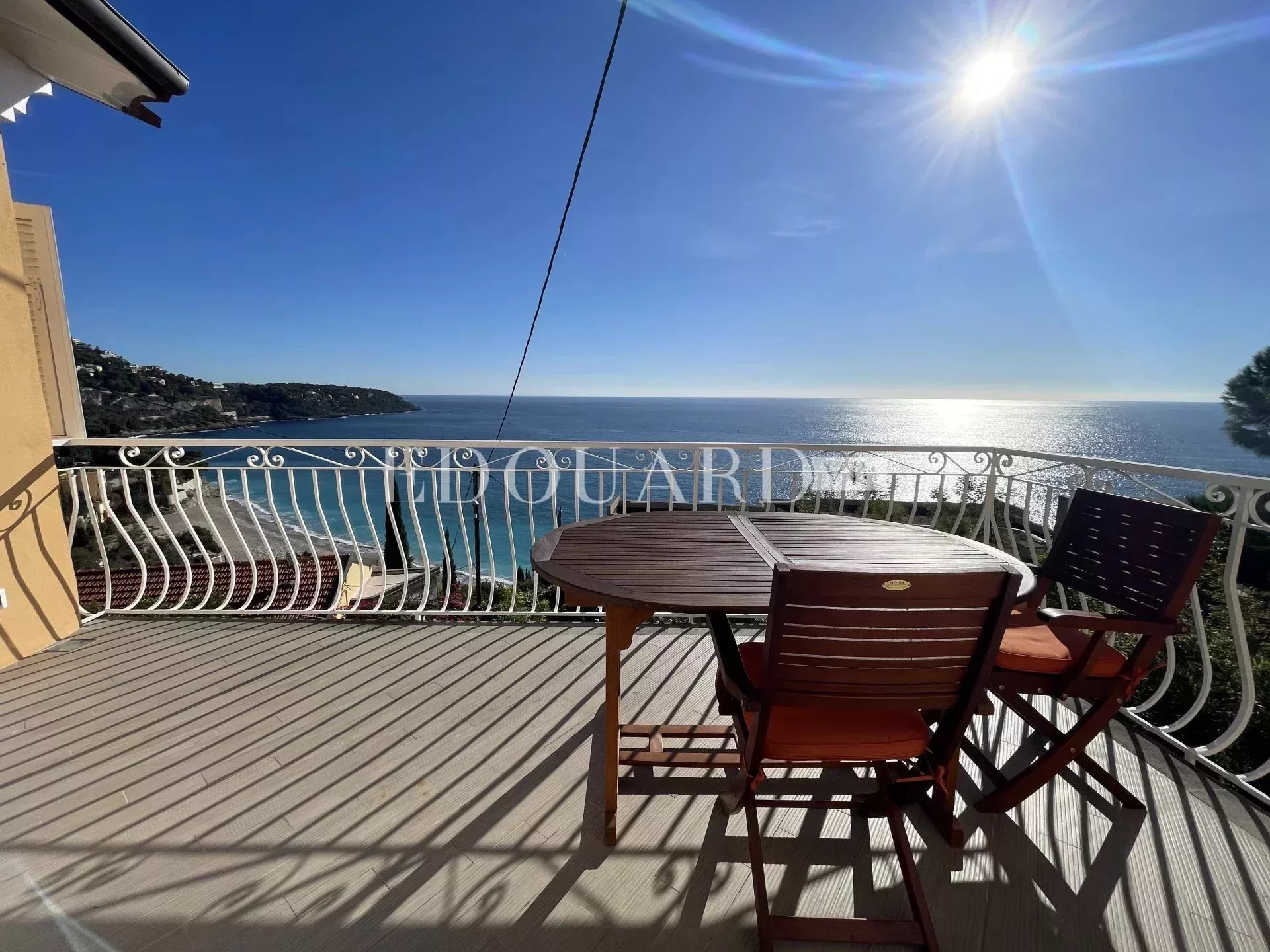 En exclusivité jolie villa rénovée avec deux terrasses, jardin, magnifique vue mer et deux parkings