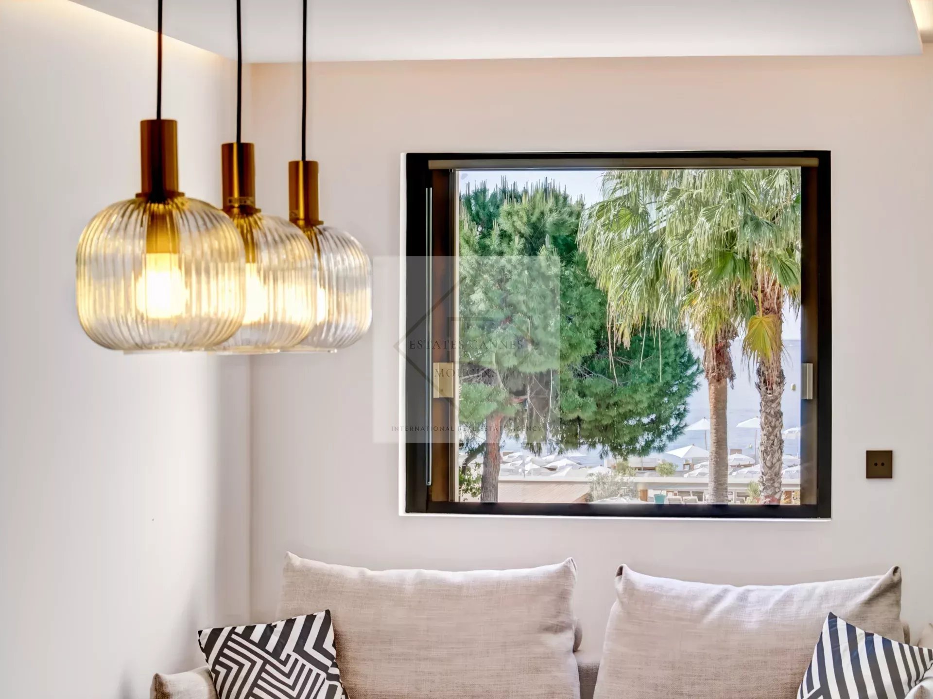 Cannes – Croisette : Appartement d’exception dans résidence historique avec vue mer panoramique