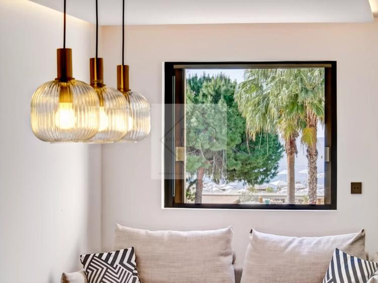 Cannes – Croisette : Appartement d’exception dans résidence historique avec vue mer panoramique