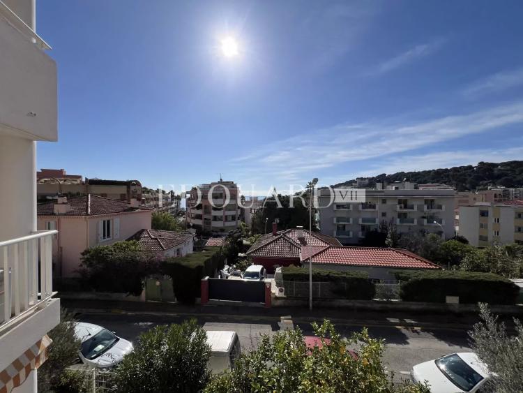 En exclusivité deux pièces en dernier étage avec spacieuse terrasse, cave et parking, à quelques pas des plages