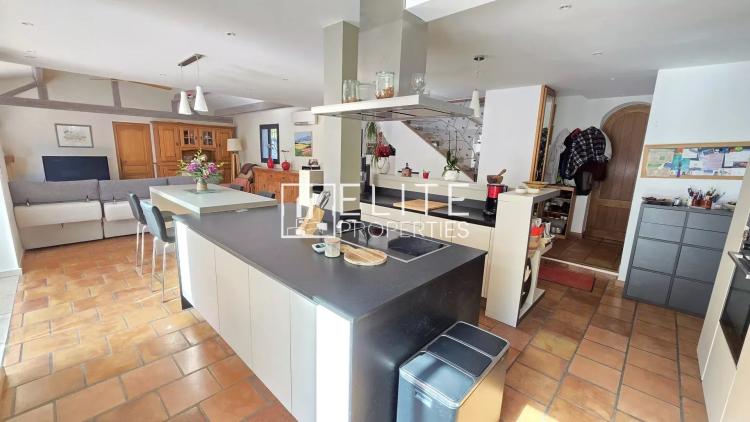 MAISON 6 PIÈCES DE 200 m² AU CALME + PISCINE – MOUANS-SARTOUX