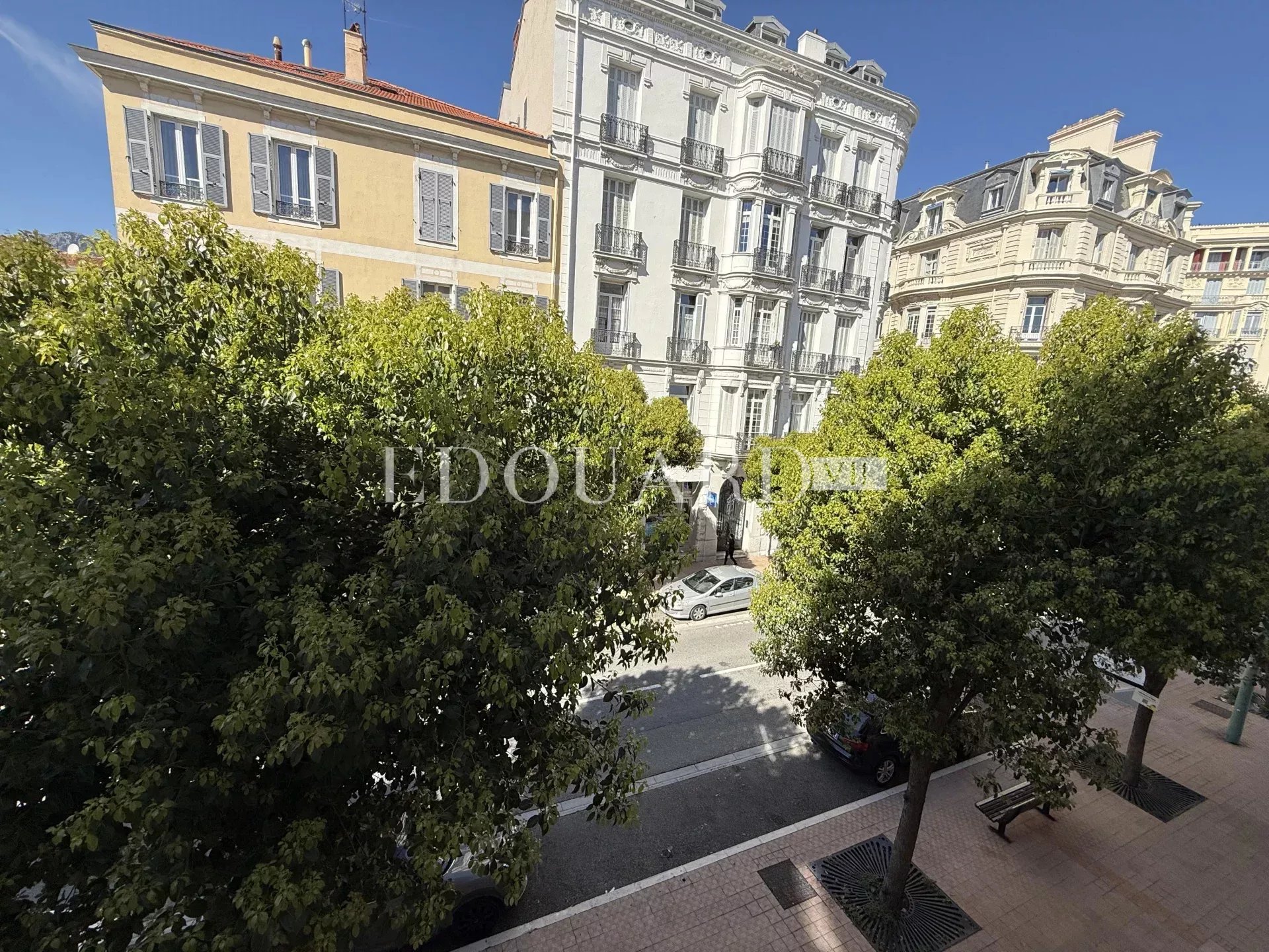 En exclusivité studio en bon état, au deuxième étage d'un immeuble dans le centre de Menton