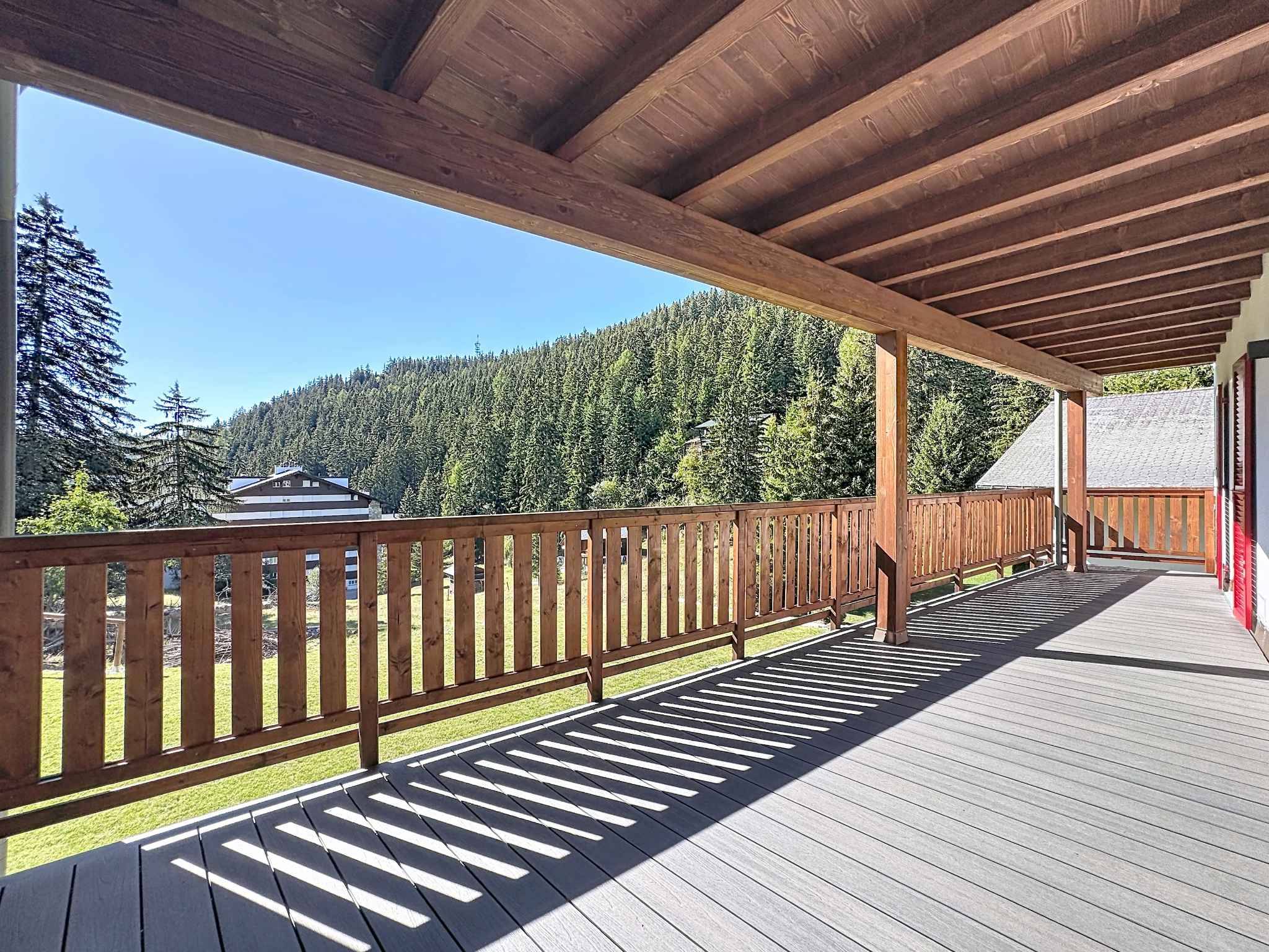 CHALET DE 15,5 PIÈCES
COMPOSÉ DE TROIS APPARTEMENTS INDÉPENDANTS