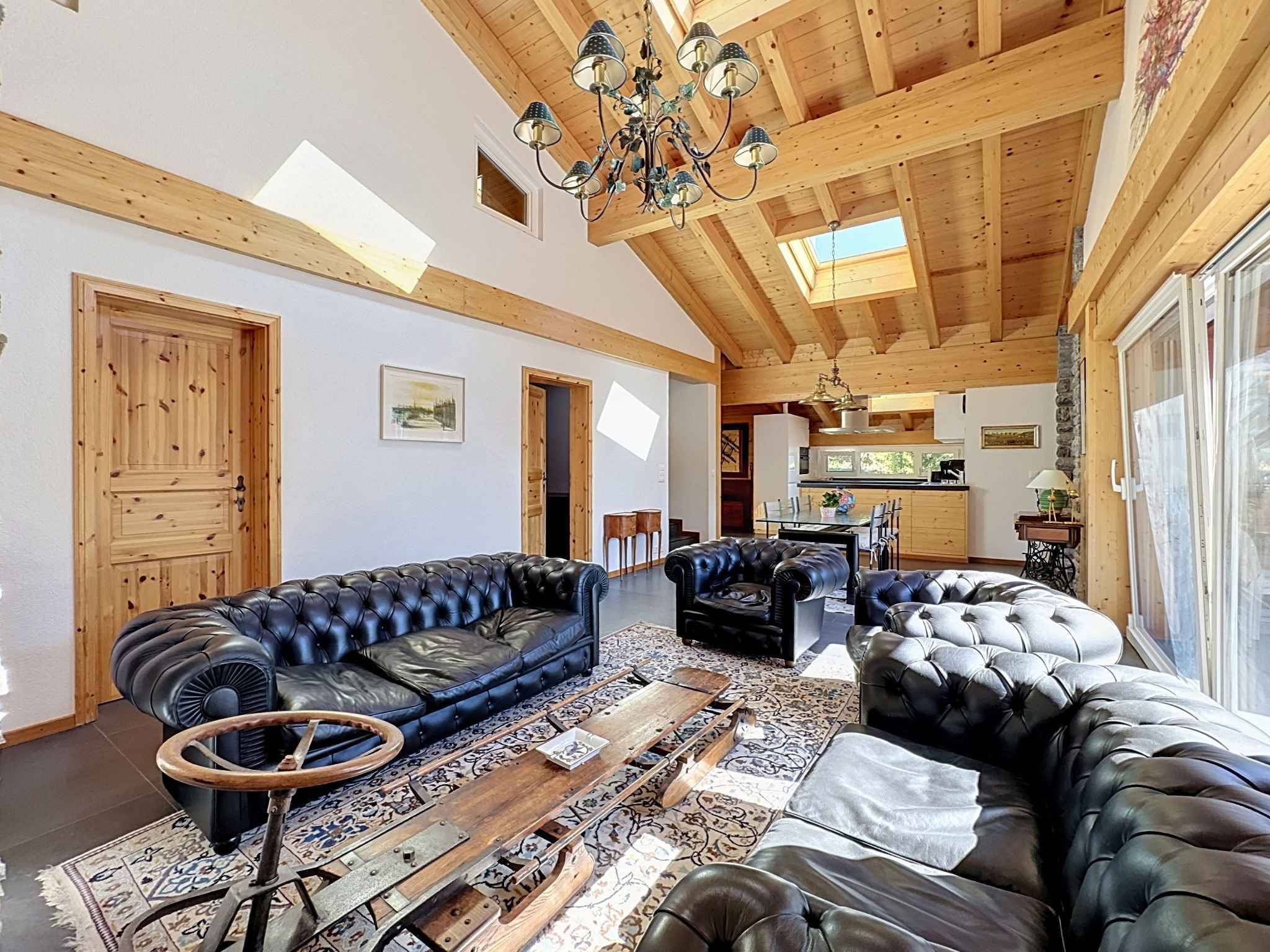 CHALET DE 15,5 PIÈCES
COMPOSÉ DE TROIS APPARTEMENTS INDÉPENDANTS