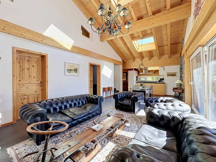 CHALET DE 15,5 PIÈCES
COMPOSÉ DE TROIS APPARTEMENTS INDÉPENDANTS