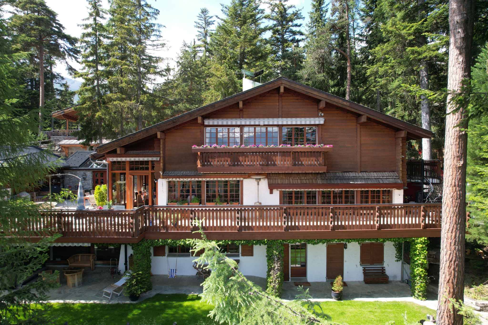 Magnifique chalet avec piscine et spa, à l'abri des regards