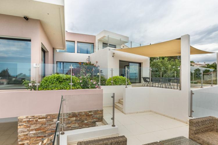 Villa moderne avec vue panoramique sur la mer dans domaine privé à Antibes