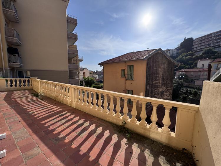 MENTON | GRAND APPARTEMENT DE 3 PIÈCES PROCHE DU CENTRE