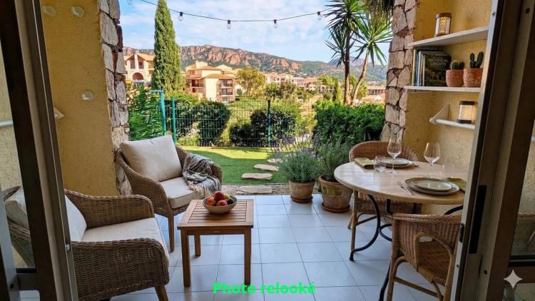 AGAY CAP ESTEREL LE VILLAGE: beau studio cabine avec accès de plein pied, terrasse et jardin vue mer