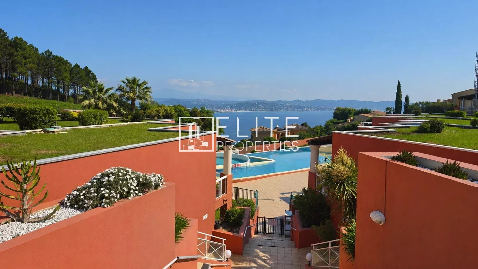 APPARTEMENT 2 PIÈCES DE 36 m² – VUE MER PANORAMIQUE – PISCINE & PARKING – THEOULE-SUR-MER
