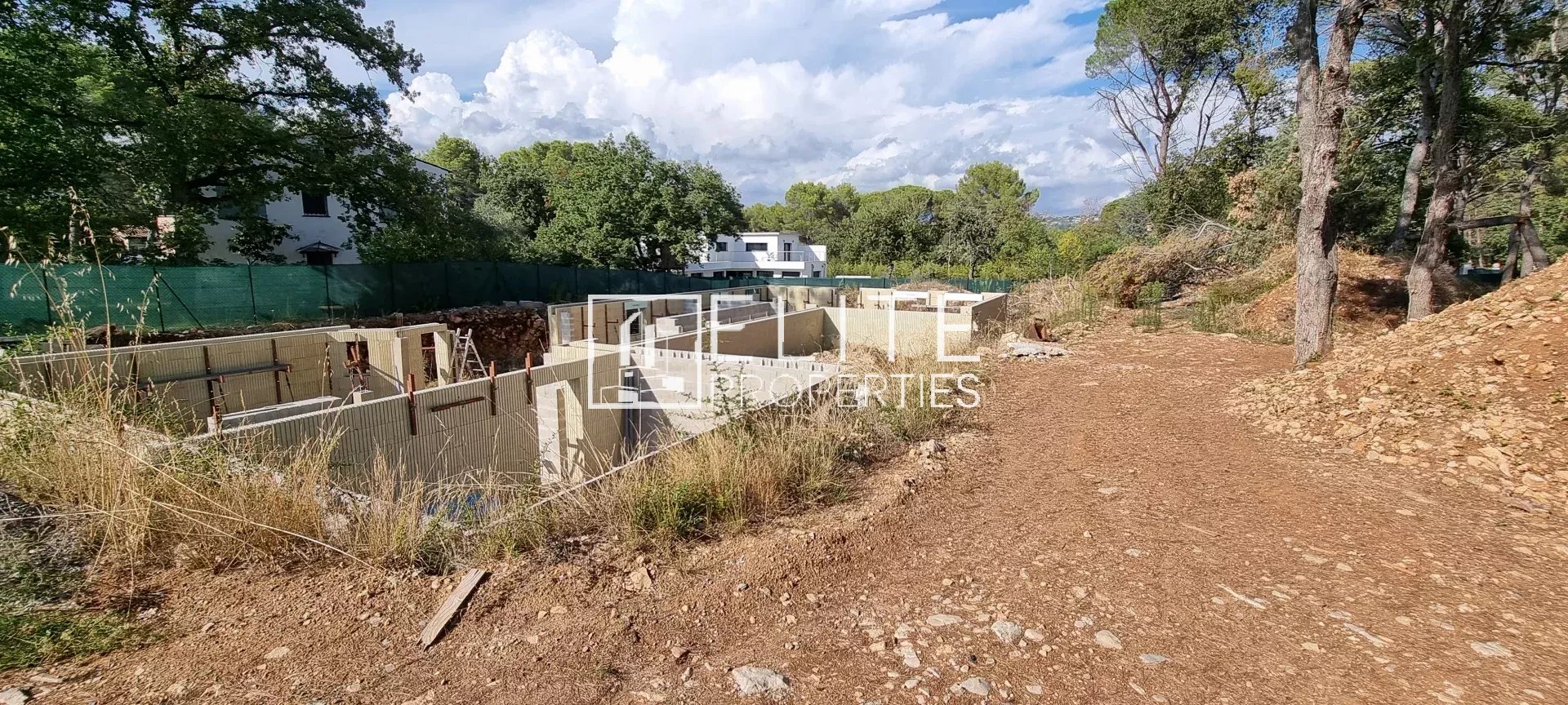 TERRAIN CONSTRUCTIBLE 2777m² MOUANS-SARTOUX