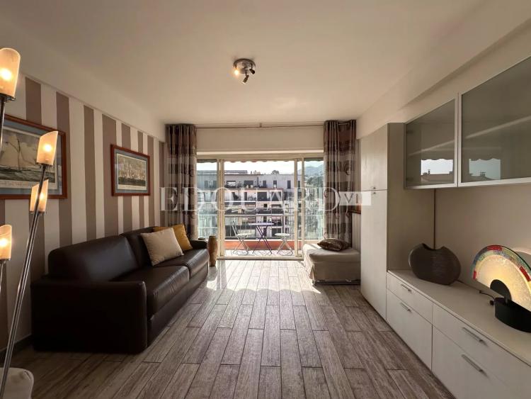 Dans le centre de Menton, en exclusivité grand studio en bon état avec terrasse et agréable vue dégagée