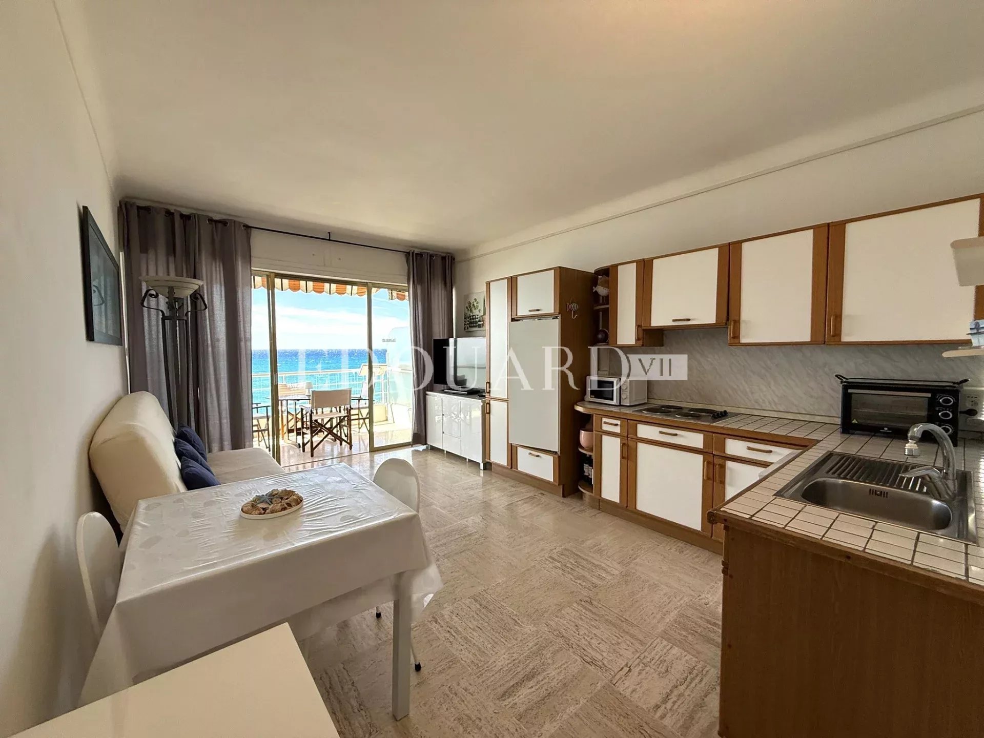 En exclusivité trois pièces face aux plages avec terrasse, splendide vue mer panoramique et garage