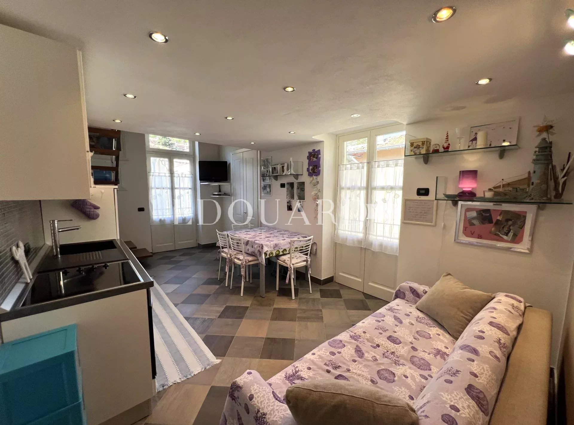 En exclusivité petit trois pièces en très bon état avec deux chambres en mezzanine, proche commerces et écoles