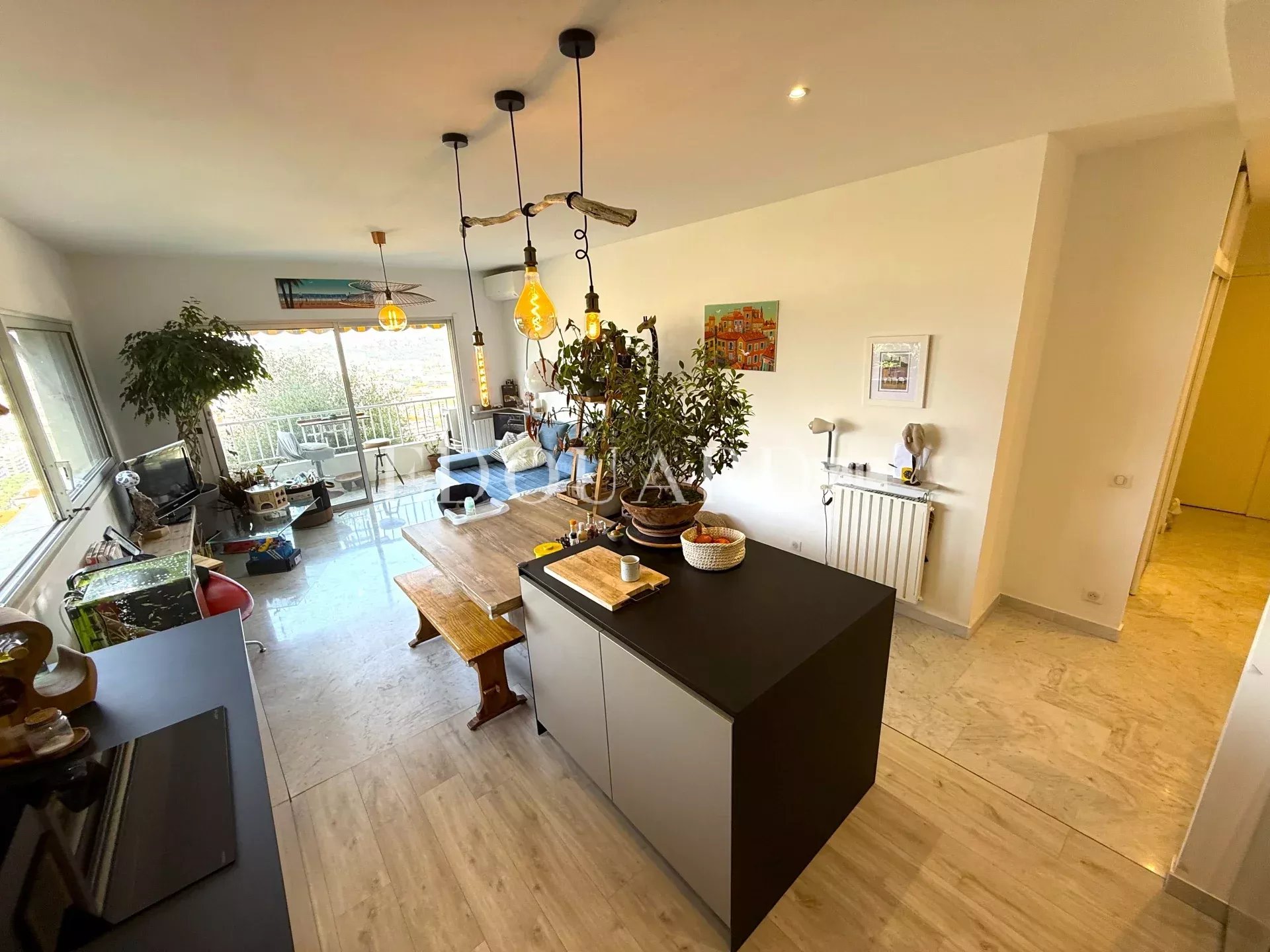 Dans le quartier recherché du Mont Boron, superbe trois pièces avec vue panoramique sur la ville de Nice