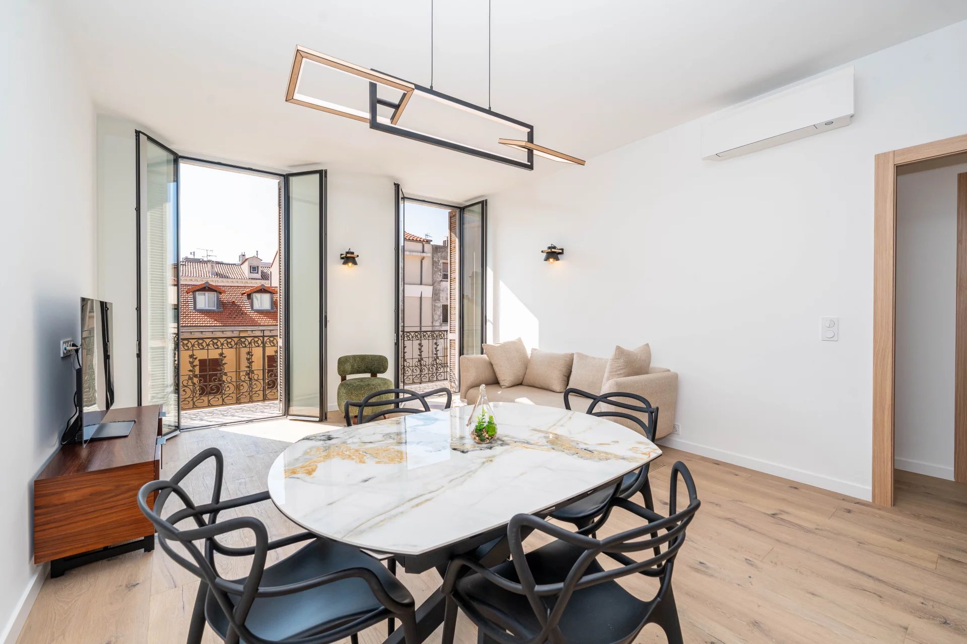 CANNES RUE HOCHE - 4P - DERNIER ETAGE - BALCON - RENOVATION HAUT DE GAMME