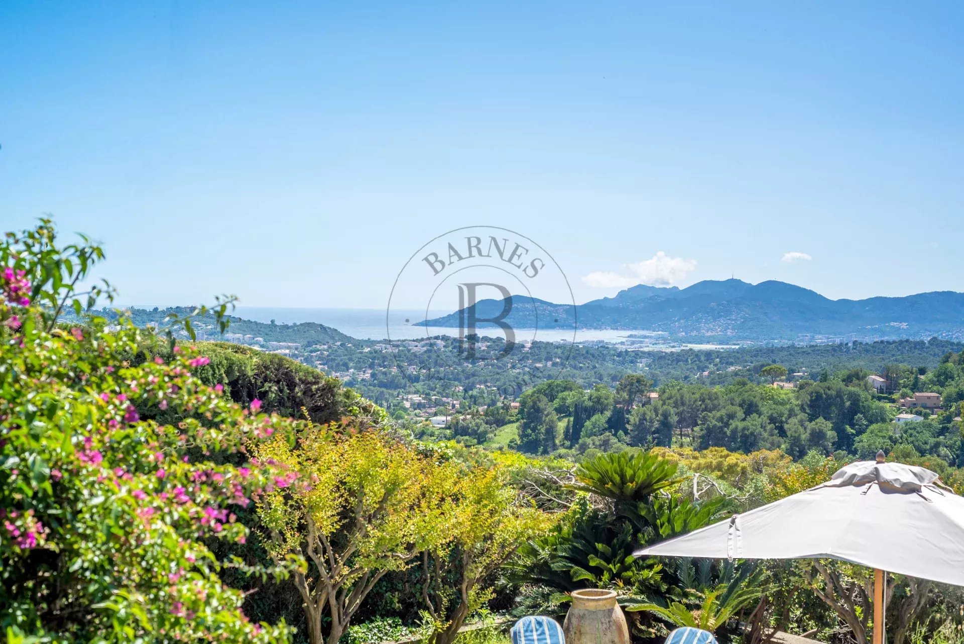 MOUGINS – PROPRIÉTÉ PROVENÇALE - VUE MER