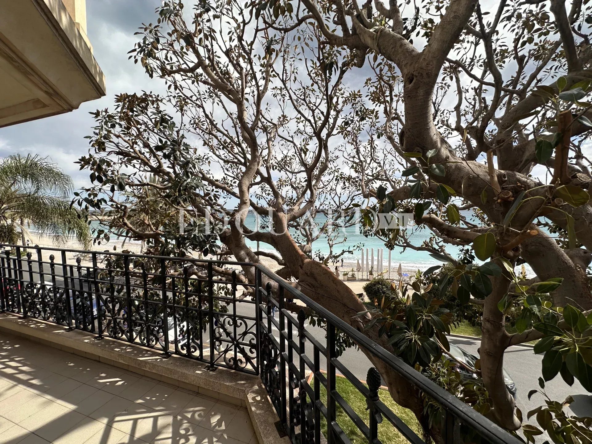 Dans résidence de luxe, deux pièces avec grande terrasse,  belle vue mer,  cave et parking en sous-sol