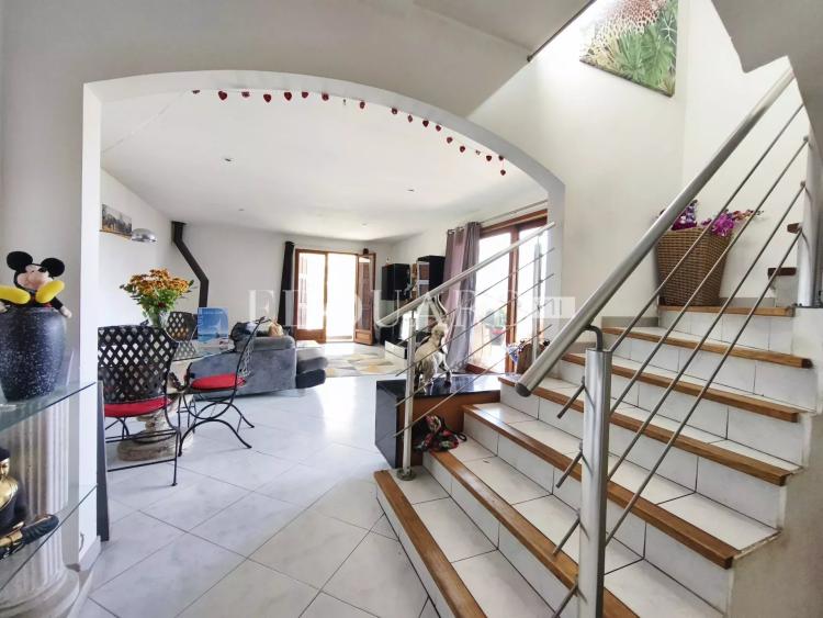 Villa provençale de 350 m² divisée en plusieurs appartements, idéale résidence principale ou investissement locatif