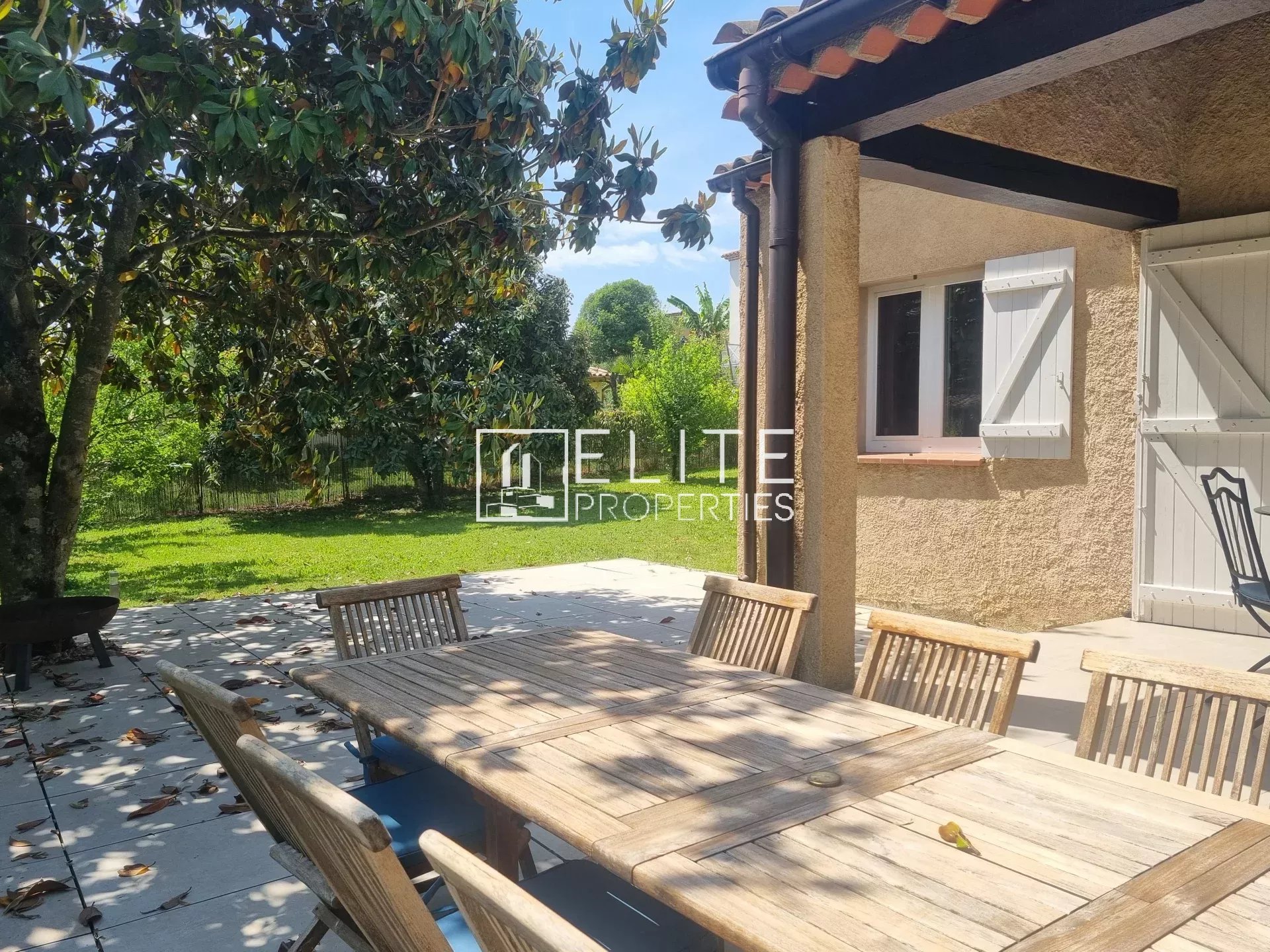 À VENDRE – Maison 5 pièces de plain-pied avec piscine – secteur calme et recherché